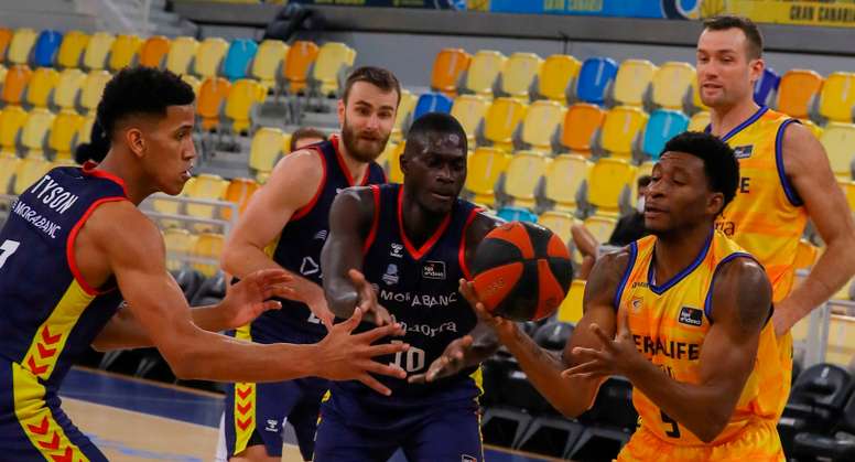 El jugador del Herbalife Gran Canaria Stan Okoye y los jugadores del Morabanc Andorra Malik Dime (c) y Tyson Pérez (i) durante el partido de la liga ACB que ambos equipos disputaron en el Gran Canaria Arena, en Las Palmas de Gran Canaria. EFE/ Elvira Urquijo A.