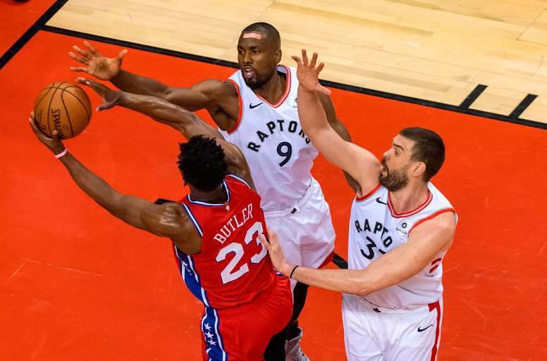 En la imagen, los jugadores Serge Ibaka (c) y Marc Gasol (d), durante su etapa en los Raptors de Toronto. EFE/Warren Toda/Archivo
