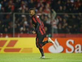 Paranaense, en cuadro: reportó seis positivos más antes de jugar contra River. EFE