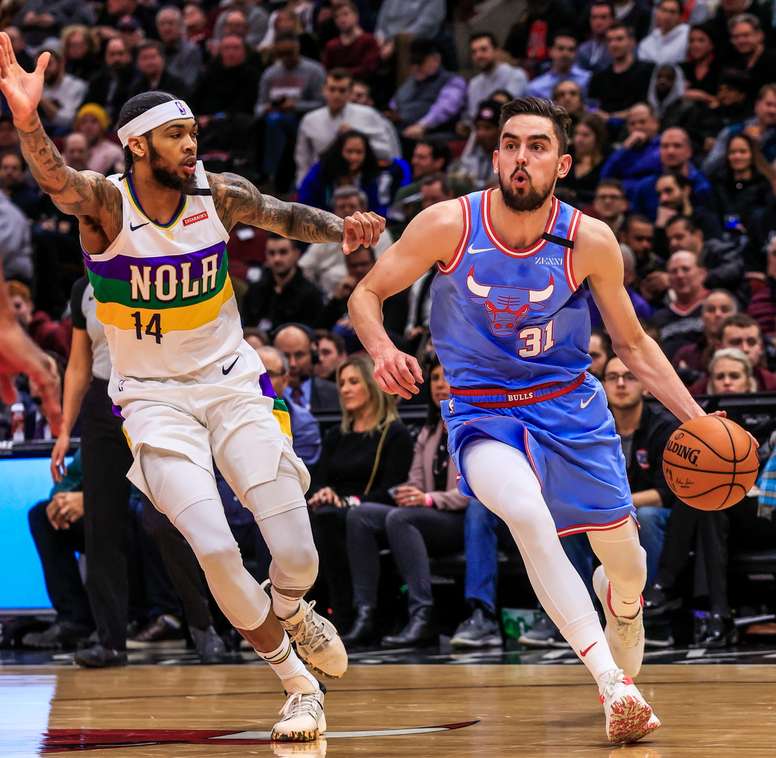 Fotografía de archivo del guardia de los Chicago Bulls, Tomas Satoransky (d) pasa por delante del jugador del New Orleans Pelicans, Brandon Ingram (i) durante el juego de baloncesto de la NBA. EFE/EPA/TANNEN MAURY/Archivo