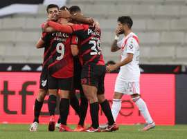 Athletico-PR sai na frente, mas cede o empate. EFE
