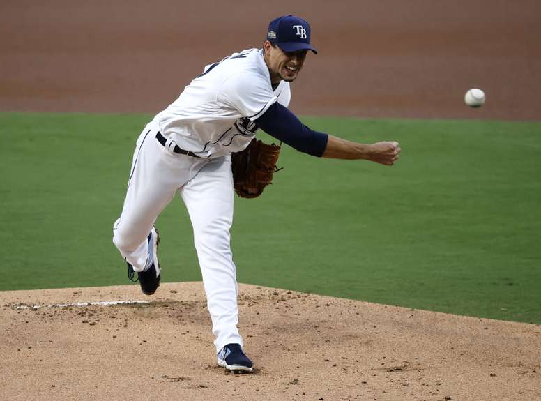 En la imagen, Charlie Morton, cuando jugaba con los Rays de Tampa Bay. EFE/EPA/JOHN G. MABANGLO/Archivo