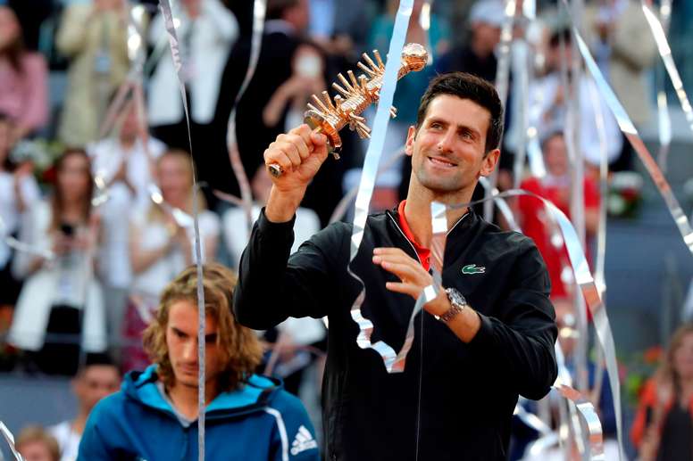 El tenista serbio Novak Djokovic, tras su victoria ante el griego Stefanos Tsitsipas en la final del Mutua Madrid Open disputada el año pasado en la Caja Mágica, en Madrid. EFE/Kiko Huesca/Archivo