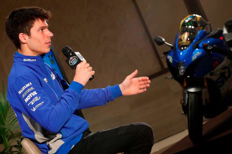 El campeón del mundo de MotoGP, Joan <b>Mir</b>, atiende a los medios de comunicación en una rueda de empresa organizada por Estrella Galicia 0,0, este miércoles en Madrid. EFE/ Zipi