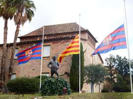 Banderas a media asta en el Barça. EFE