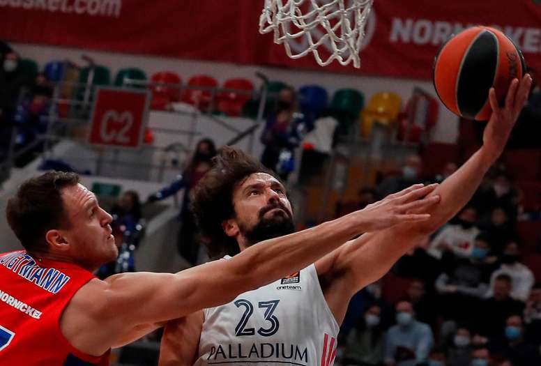 Johannes Voigtmann (i) del CSKAde Moscú en acción contra sergio Llull (d), del Real Madrid. EFE/EPA/SERGEI ILNITSKY