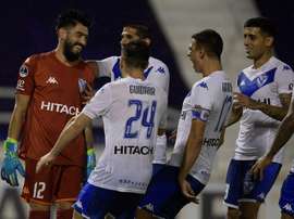 Vélez e Independiente, con pie y medio en cuartos. EFE