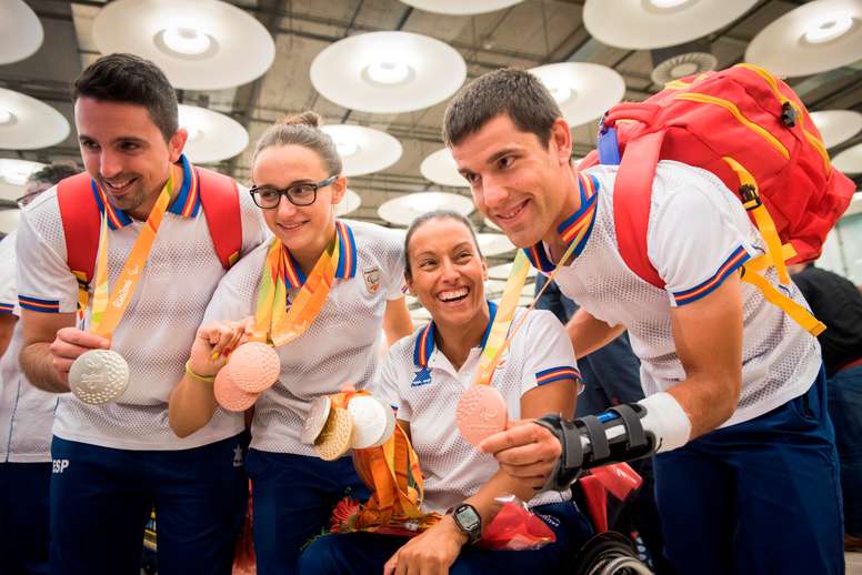 (De izda. a dcha.) El palista José Manuel Ruiz (medalla de plata en tenis de mesa por equipos), la nadadora María Delgado (bronce en los 50 metros libres y los 100 espalda), Teresa Perales (oro en los 50 metros espalda y plata en los 100 y 200 libre, y los 200 metros estilos), y el ciclista Eduardo Santa (bronce en la velocidad por equipos) a su llegada al Aeropuerto Adofo Suárez Madrid-Barajas, tras haber logrado sendas medallas en los Juegos Paralímpicos de Río de Janeiro 2016. EFE/Fernando Villar/Archivo