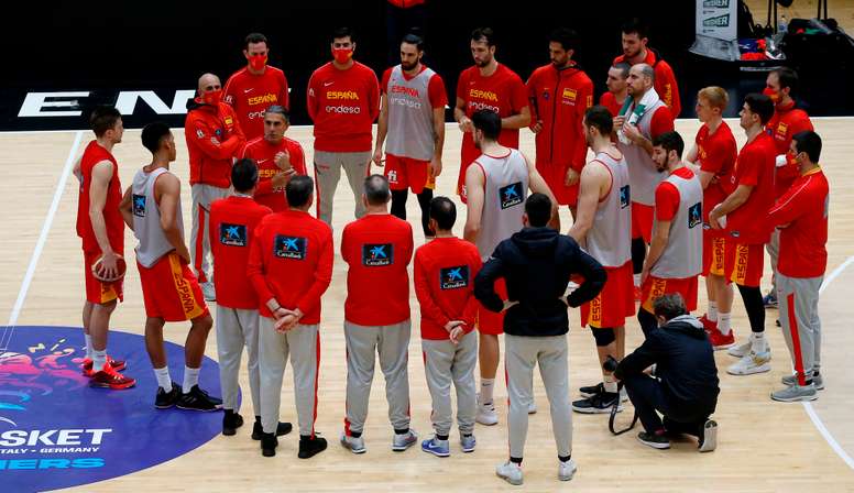 El entrenador de la selección española de baloncesto Sergio Scariolo dialoga con sus jugadores, este viernes, durante el entrenamiento previo al partido que les enfrentará mañana contra la selección de Israel en Valencia, en busca de la clasificación para el Eurobasket de 2022. EFE/Miguel Ángel Polo
