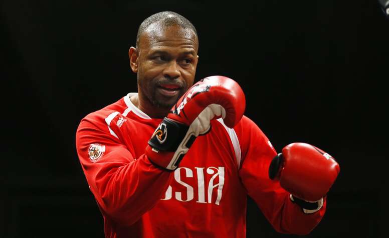 La vuelta a los cuadriláteros de las leyendas del deporte del boxeo, los estadounidenses Mike Tyson y Roy Jones Jr., prevista para este sábado, sigue sin aportar valor deportivo, y más después de conocerse las normas por las que se va a regir el combate exhibición. EFE/Sergei Ilnitsky/Archivo
