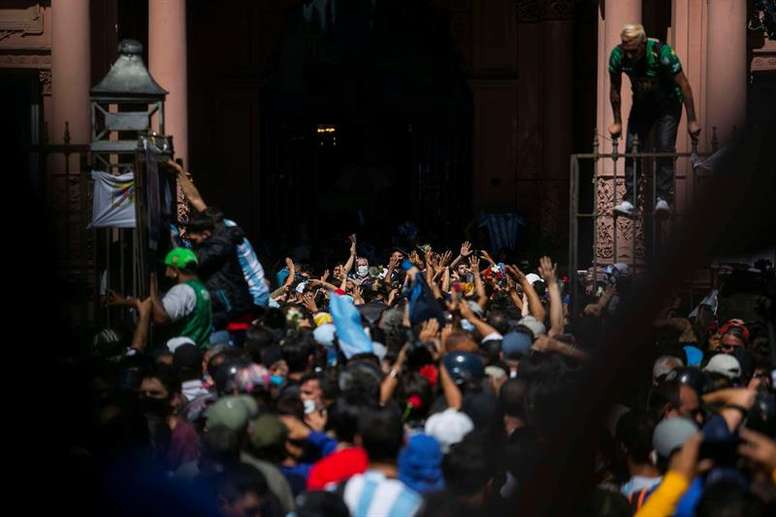 La policía registro los bienes de las personas que se sacaron fotos con el cadáver de Diego. EFE