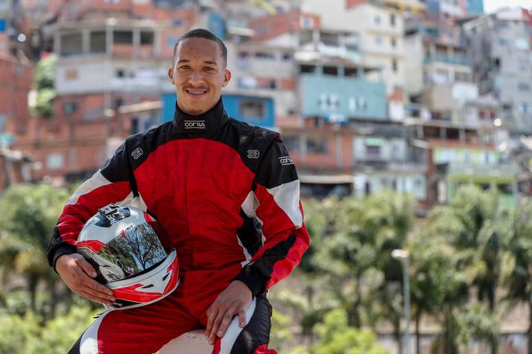 El piloto de Fórmula Vee (FVee) Wallace Martins posa el 24 de noviembre de 2020 cerca de su casa en Brasilandia en Sao Paulo (Brasil). EFE/Sebastiao Moreira
