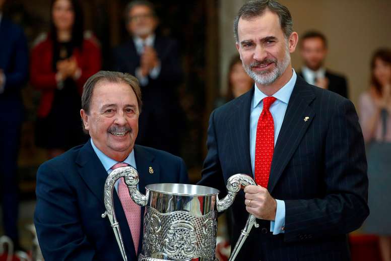 Juan de Dios Román recoge el Premio Nacional Francisco Fernández Ochoa a la trayectoria de una vida entregada, de manera notoria, a la práctica, organización, dirección, promoción y desarrollo del deporte. EFE/Emilio Naranjo