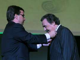 El presidente de la Junta de Extremadura, Guillermo Fernández Vara (i), entrega la Medalla de Extremadura en 2010, al ex entrenador de balonmano, Juan de Dios Román, por su trayectoria profesional en el mundo del deporte. EFE/Jero Morales.