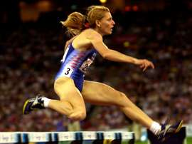 La atleta rusa Irina Privalova supera el último obstáculo en la carrera de 400 metros vallas femeninos, en la que conquistó la medalla de oro de los Juegos Olímpicos Sydney 2000. EFE/EMILIO MORENATTI/Archivo