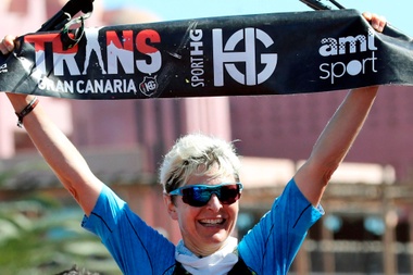 La suiza Andrea Huser al acabar segunda de la modalidad de 125 kilómetros de la Transgrancanaria 2018. EFE/Elvira Urquijo A.
