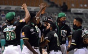 Jugadores de Las Estrellas Orientales celebran durante el juego ante Los leones del Escogido hoy, en el partido jugado en el estadio Tetelo Vargas, de San Pedro de Macorís (R. Dominicana). EFE/Alberto Calvo