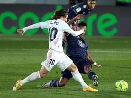 Luka Modric supera companheiros em roubada de bola no Campeonato Espanhol. EFE / Emilio Naranjo