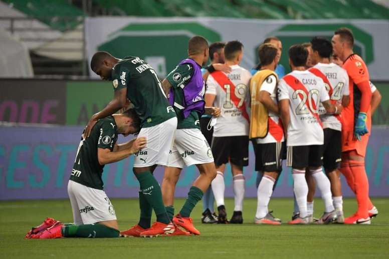 Jugadores de Palmeiras celebran hoy, al final de un partido de las semifinales de la Copa Libertadores entre Palmeiras y River Plate en el estadio Allianz Parque en Sao Paulo (Brasil). EFE/Nelson Almeida POOL