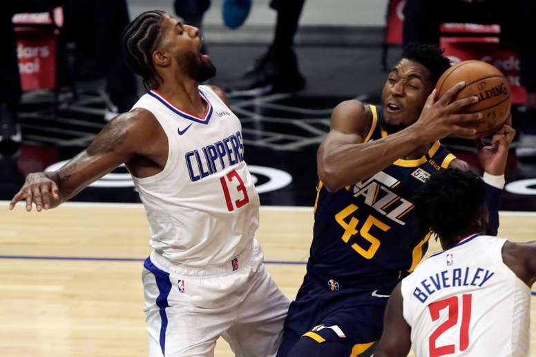El escolta Donovan Mitchell (c) consiguió 27 tantos y los Jazz de Utah. EFE/EPA/ALEX GALLARDO/Archivo