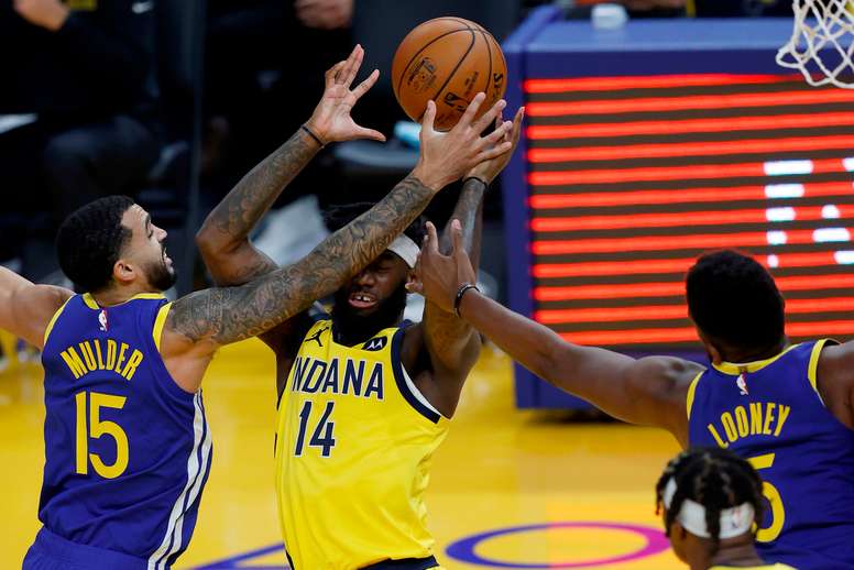 San Francisco (United States), 13/01/2021.- Indiana Pacers forward JaKarr Sampson (C) in action against Golden State Warriors guard Mychal Mulder (L) and EFE/EPA/JOHN G. MABANGLO SHUTTERSTOCK OUT