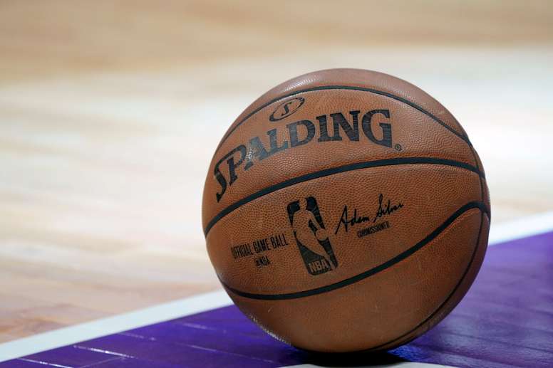 Después de haber reforzado el martes los protocolos de salud y seguridad, la NBA también descartó la opción de establecer otra burbuja, como la de Orlando (Florida), donde concluyó la temporada de 2019-2020. EFE/John G.. Mabanglo/Archivo