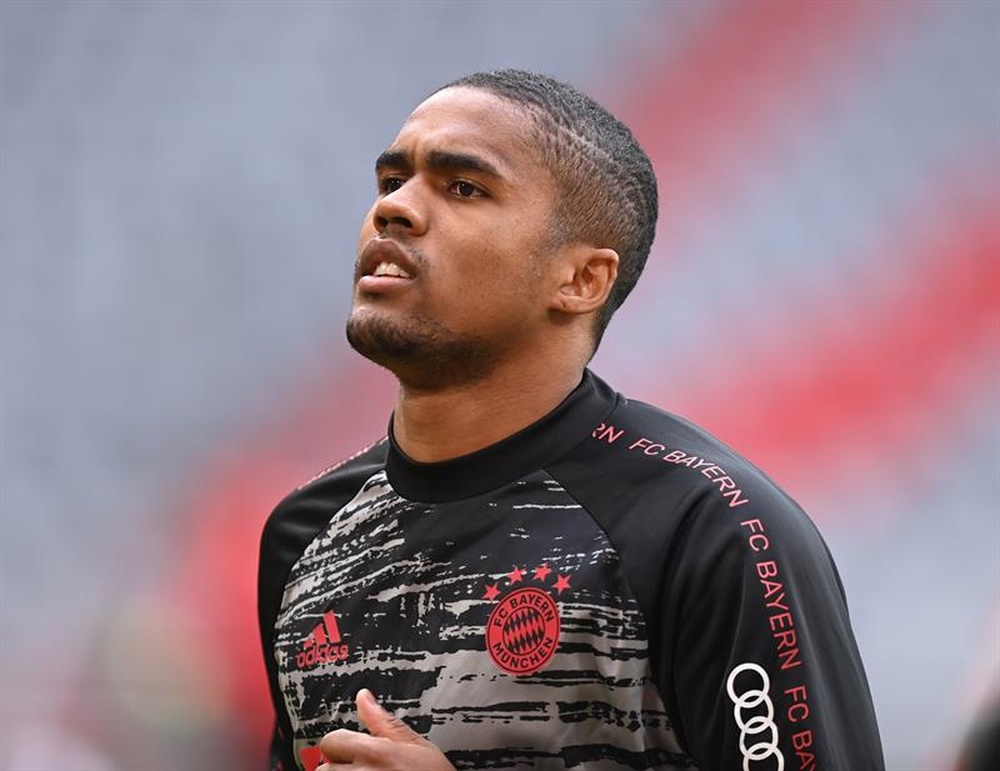 Douglas Costa próximo de reestrear no Grêmio. EFE/EPA/LUKAS BARTH
