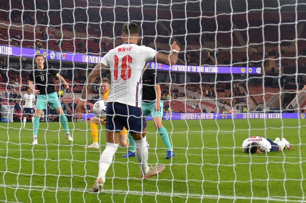 Arsenal are willing to spend 45 million pounds on Ben White. EFE