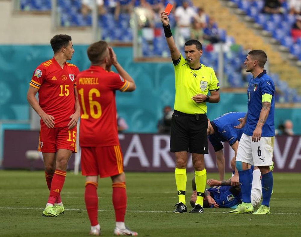 Wales lost 1-0 to Italy and finished with 10 men. EFE