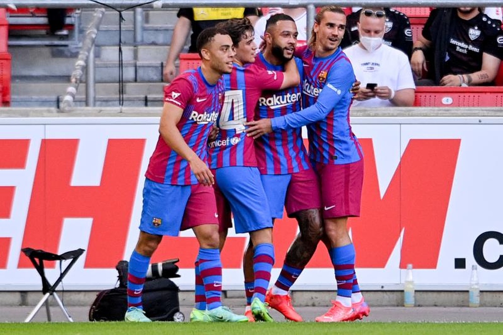 El Barcelona goleó al Stuttgart con un gran Memphis Depay. EFE/EPA/SASCHA STEINBACH