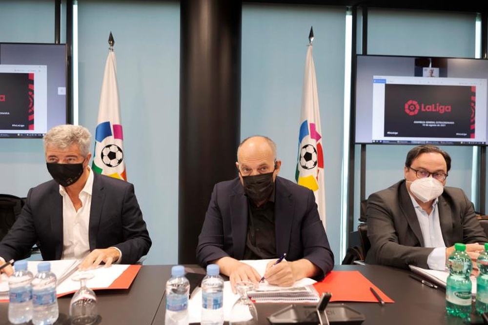 Javier Tebas (c) se ha posicionado del lado de la UEFA y la FIFA contra la Superliga. EFE/Archivo