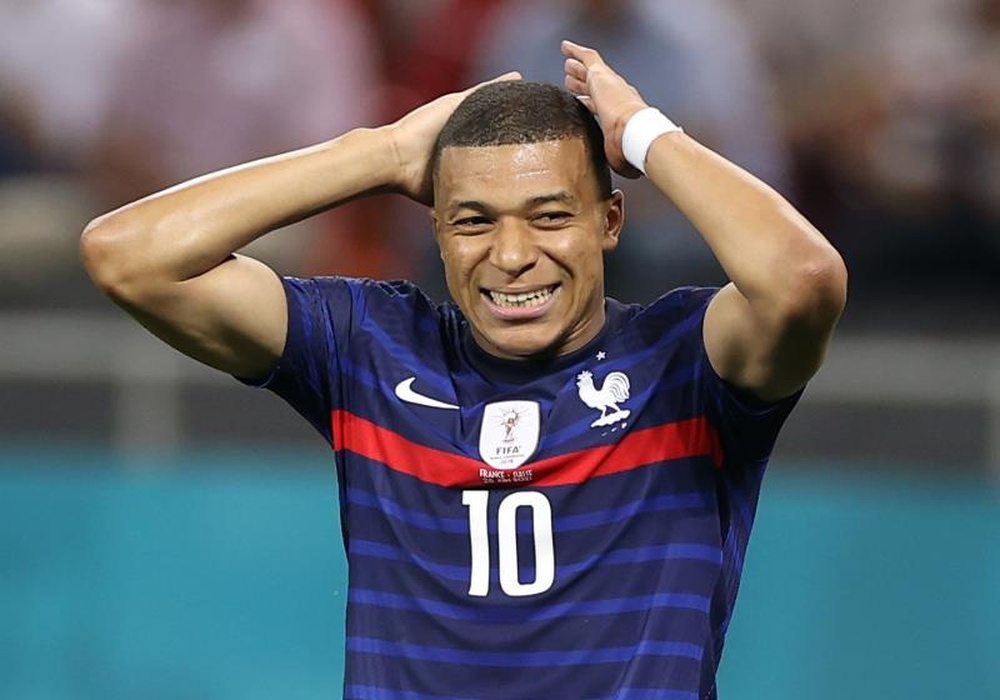 PSG confirma lesão de Mbappé no sóleo. AFP