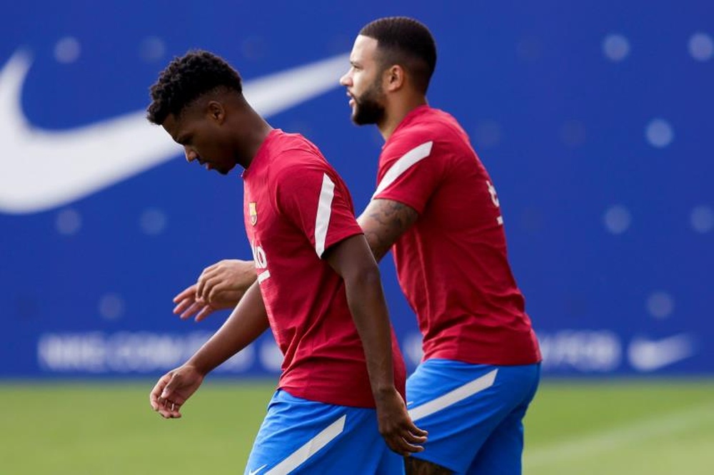 Koeman tiene un rompecabezas en la delantera del Barcelona. EFE