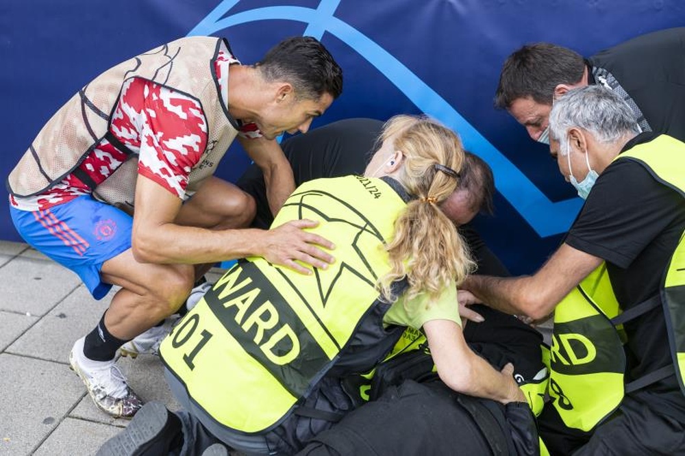 Cristiano regaló su camiseta a una mujer de seguridad. EFE
