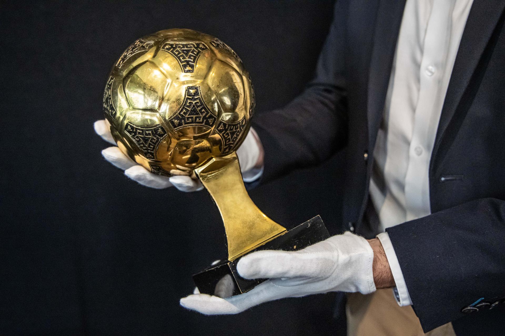 Incautan el Balón de Oro mundialista de Maradona