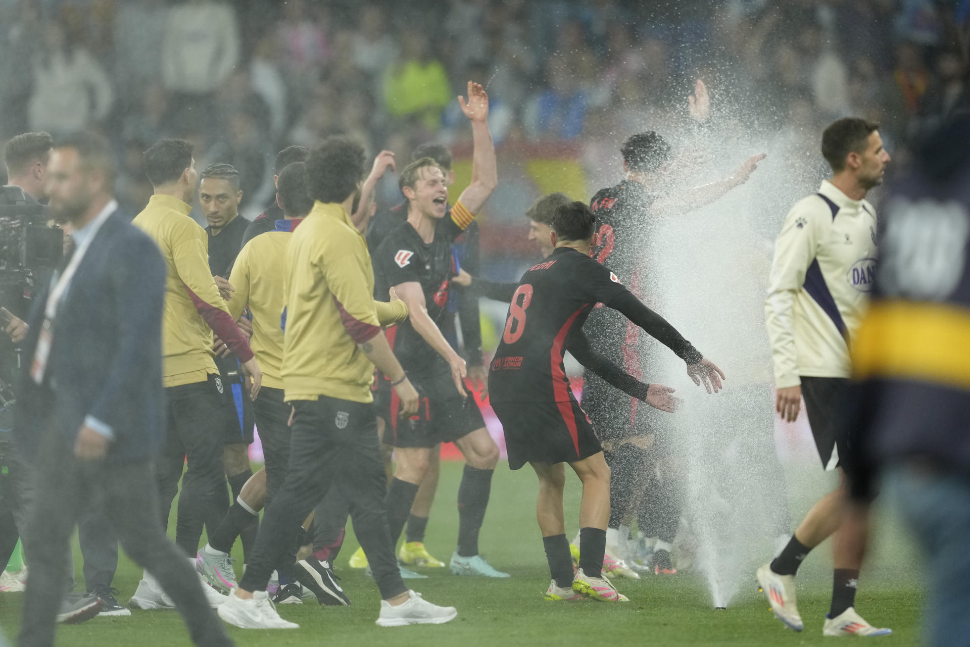El Barça empezó a celebrar el título... ¡y se encendieron los aspersores!