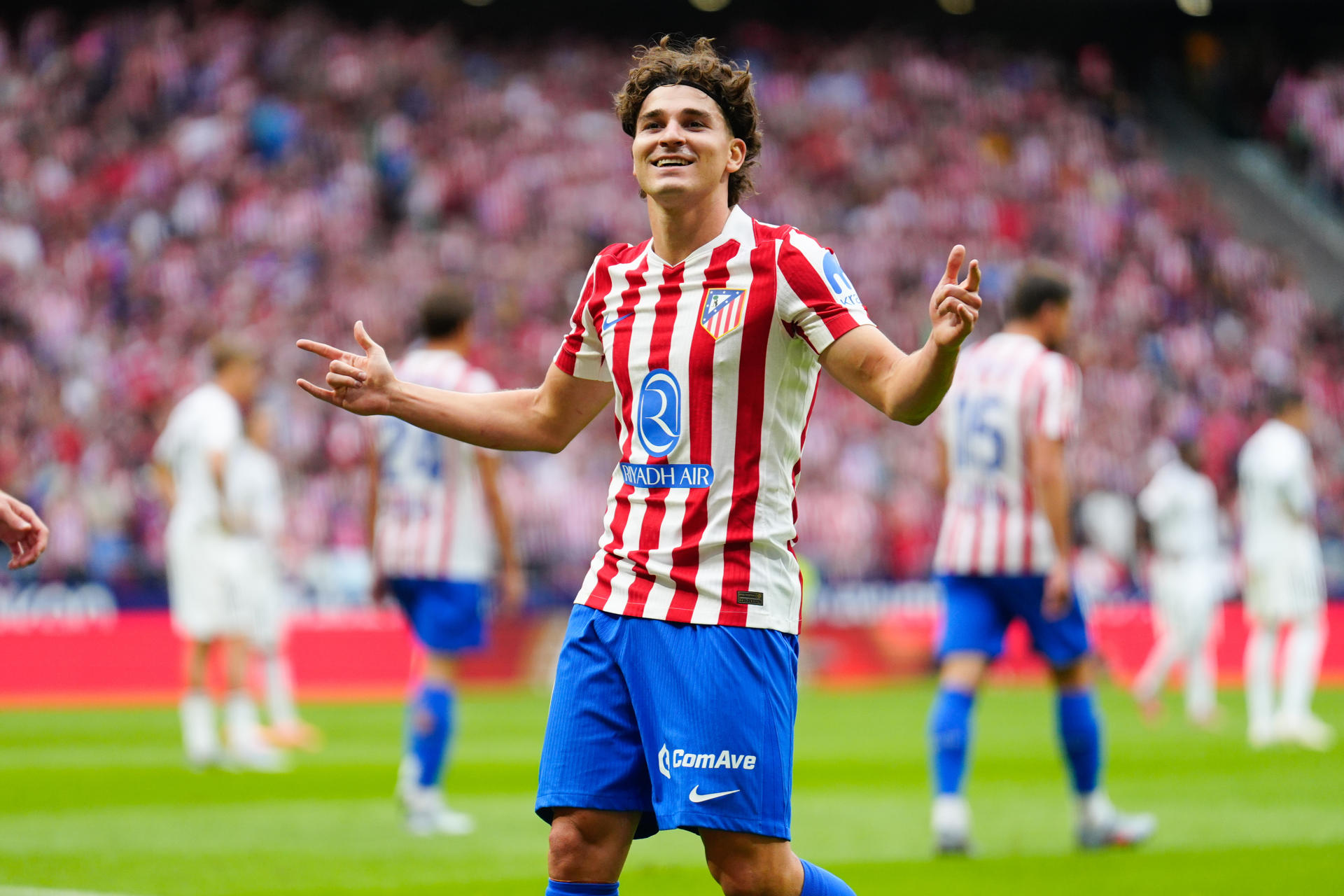 Alvarez stays focused on Atletico despite Barcelona links
