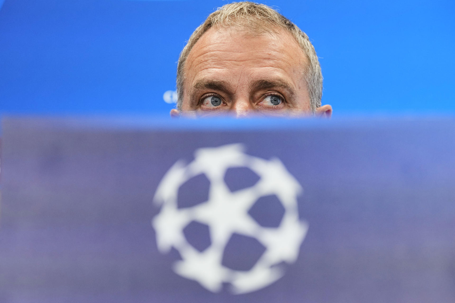 Flick critica meio-campo do Barça: equipe não pressiona e sofre empate