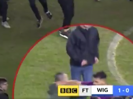 Agüero a frappé un supporteur de Wigan. Capture/BBC