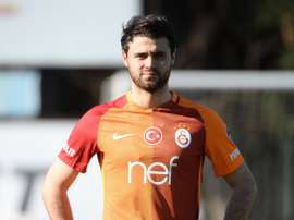 Ahmet Çalik ya luce la camiseta del Galatasaray. GalatasaraySK