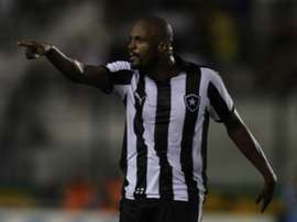 Botafogo acertará renovação de Airton. AFP