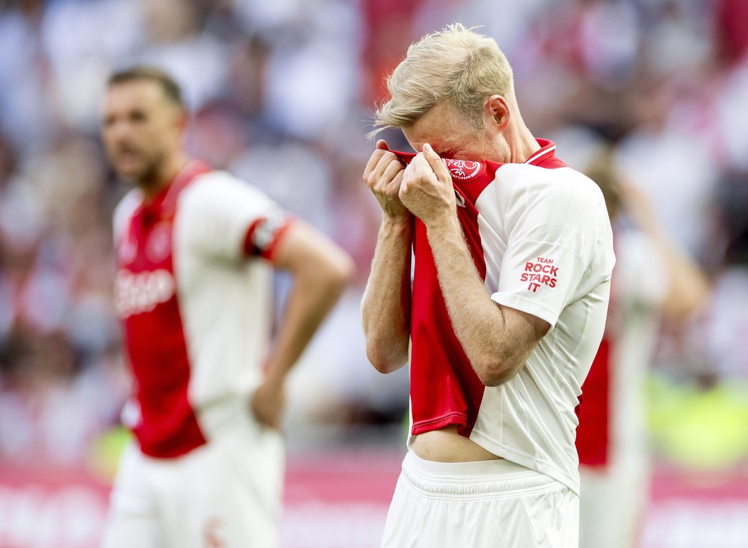 El Ajax completa el ridículo: regala el liderato contra 10 en el 99'