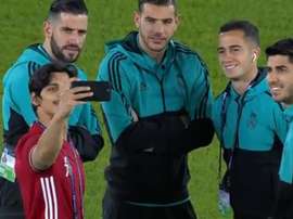 Lo hizo con una pose más acorde a la de un fan que a la de un futbolista. ElChiringuito