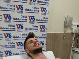 Albert Vivancos, pasando el reconocimiento médico en la clínica Vistahermosa. Twitter