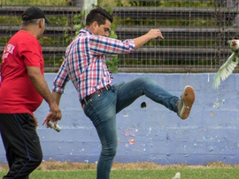 Fenix's manager Alegari kicked a chicken during their match against Racing. Twitter