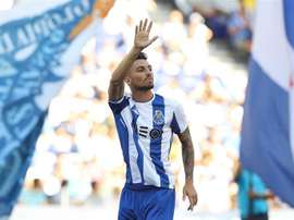 Os passes de Alex Telles têm sido um perigo para as defesas contrárias. Twitter