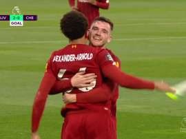 Alexander-Arnold clavó una falta e inició la locura antes del descanso. Captura/DAZN