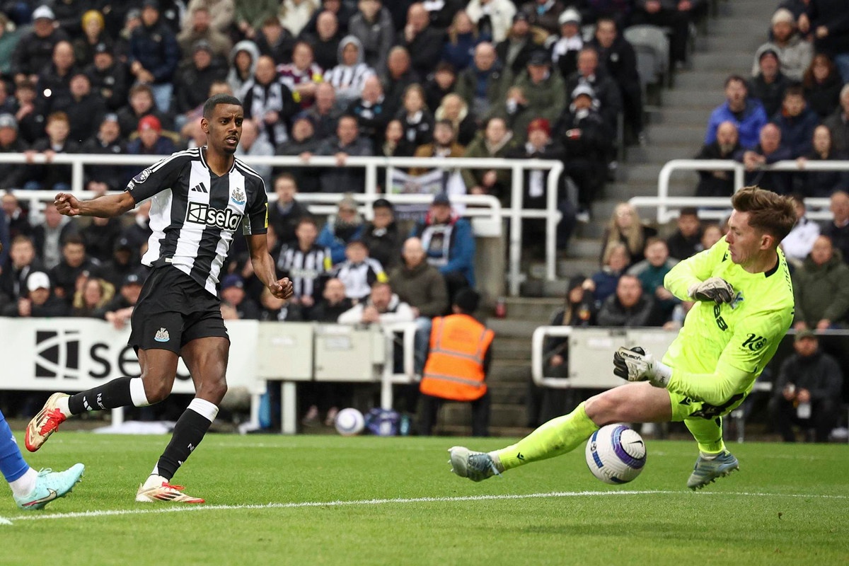 Newcastle's Isak has 'chance' to be fit for Everton: Howe