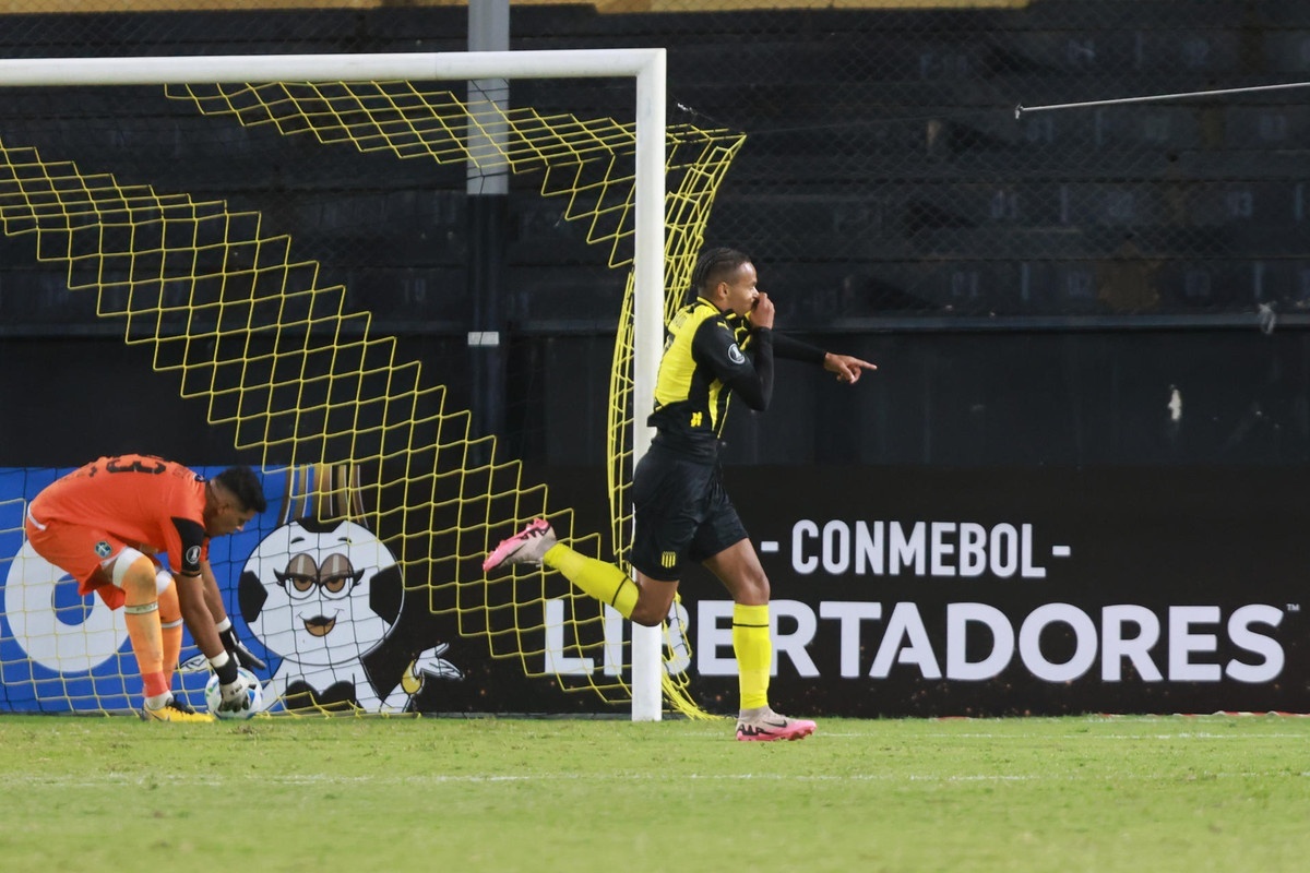 Peñarol deja sin alas a San Antonio Bulo Bulo