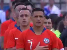 Sánchez listening to the national anthem. Screenshot/CDFVivo